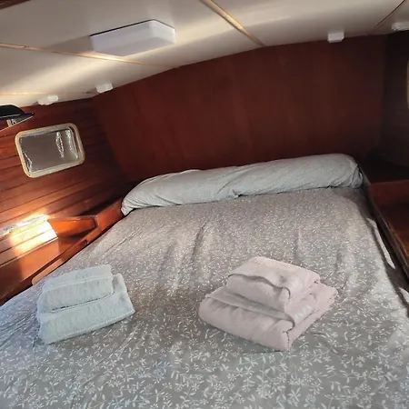 Romantic Sailboat فالنسيا