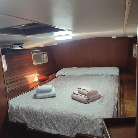 Úszó hotel Romantic Sailboat Valencia