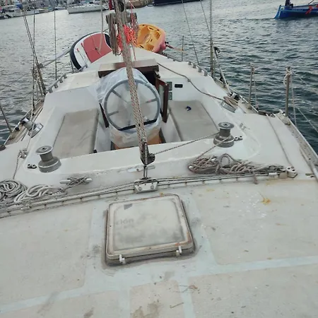 Romantic Sailboat Úszó hotel *